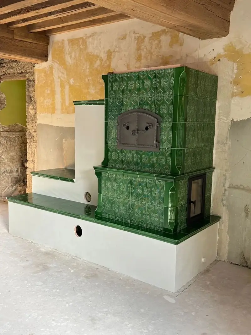 Faïences vertes, four et deux bancs chauffants